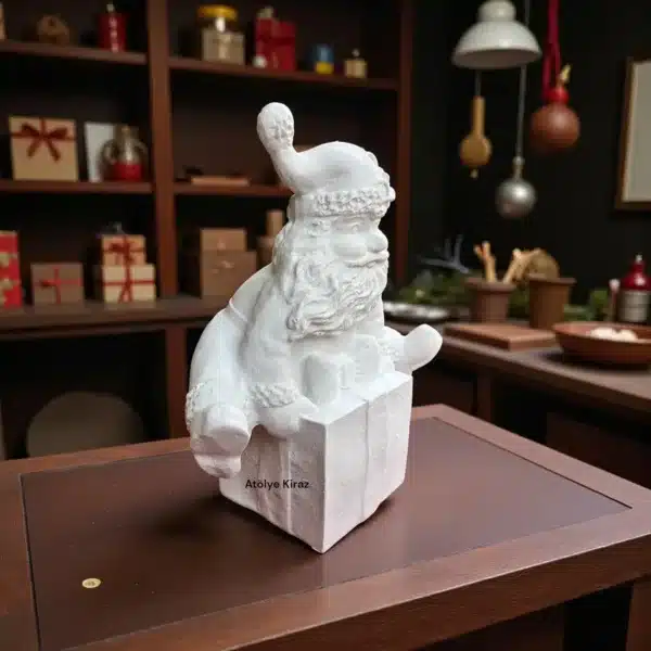 Ham Polyester Hediye Paketi Üzerinde Noel Baba Heykeli: Yılbaşı Temalı Biblo - Görsel 2