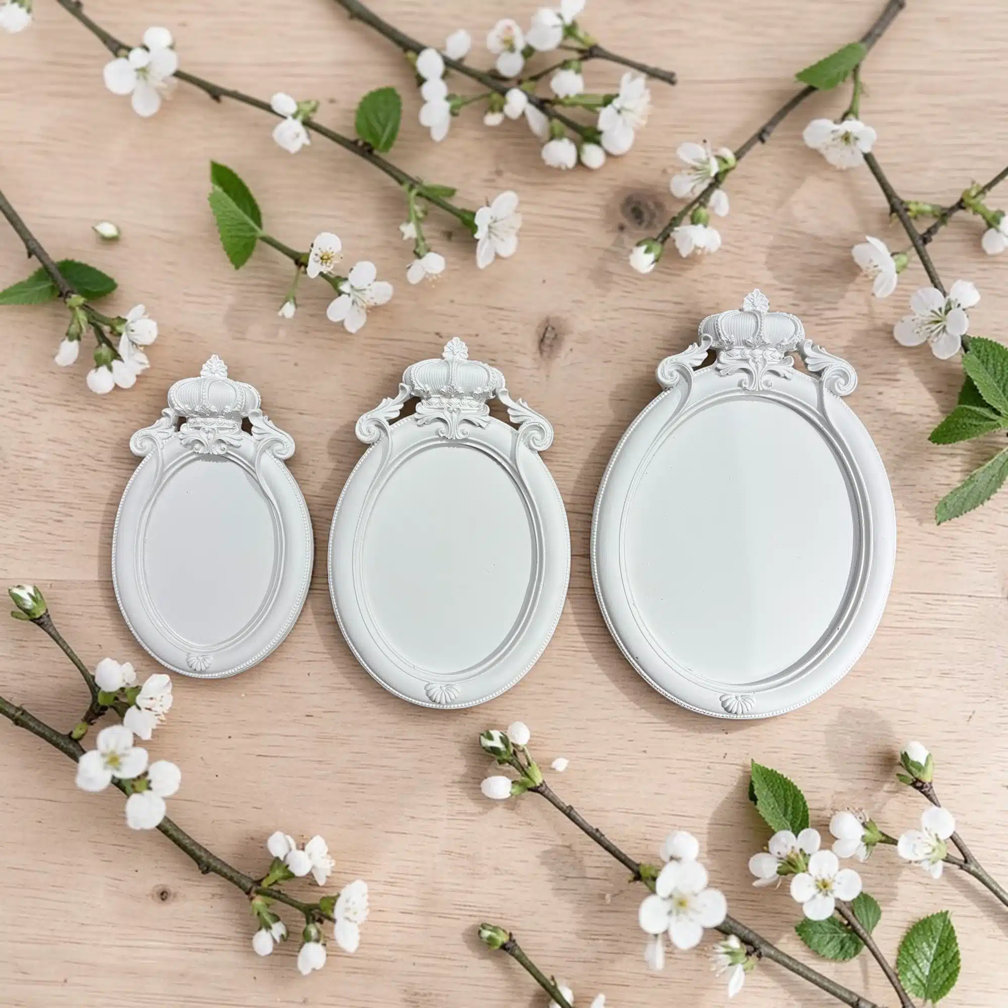 Taçlı Oval Çerçeve Takımı: Üçlü Takım