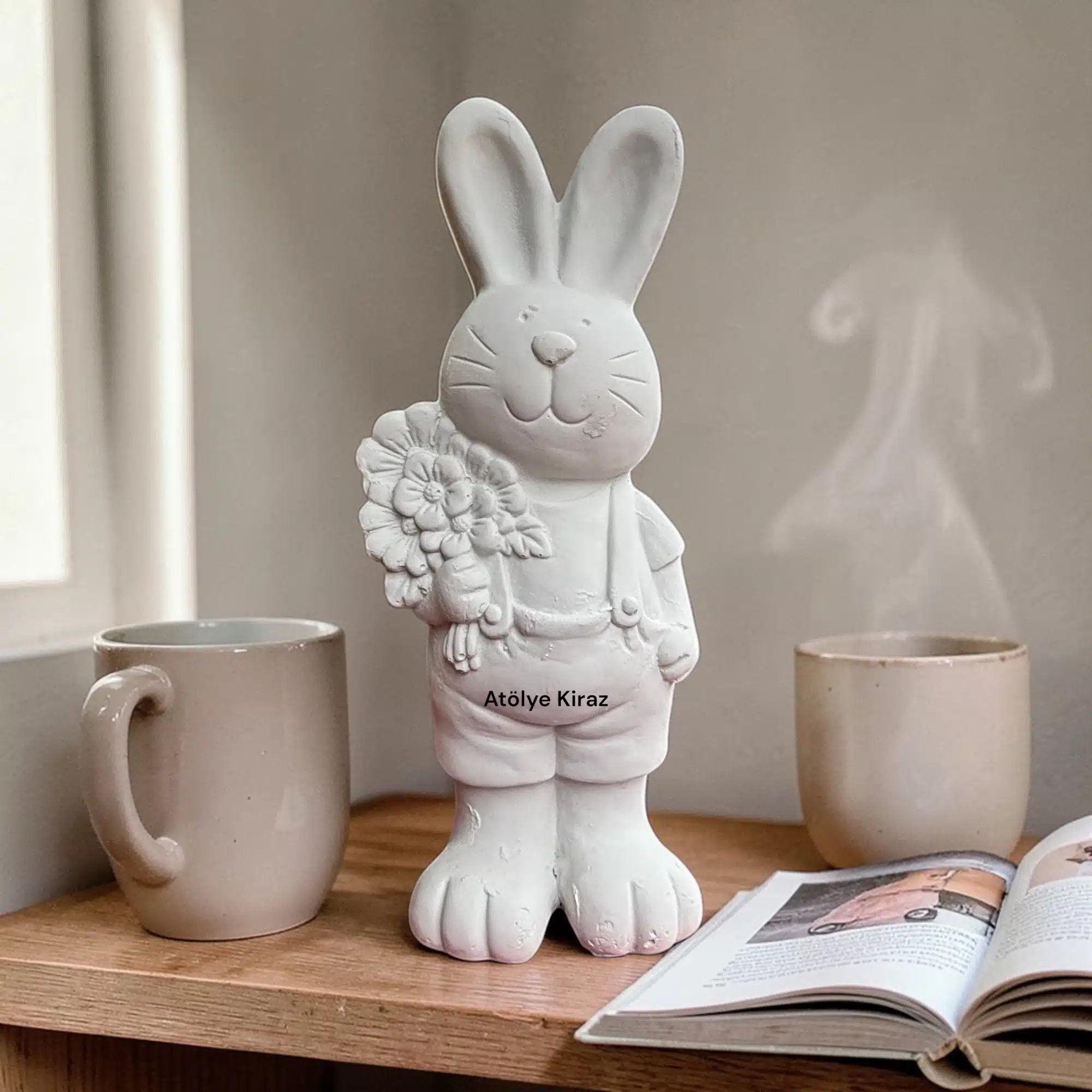 Çiçek Tutan Erkek Tavşan Heykeli: Baharın ve Paskalyanın Sevimli Habercisi