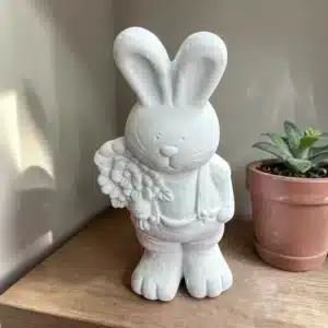 Çiçek Tutan Erkek Tavşan Heykeli: Baharın ve Paskalyanın Sevimli Habercisi