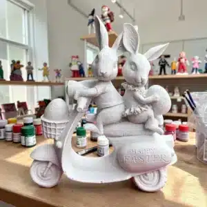 Paskalya Temalı Motosikletli Tavşan Heykeli: Dekoratif Biblo