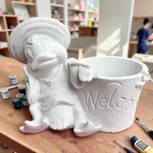 Şapkalı Ördek Saksı: Bahçenizin En Sevimli Karşılama Elçisi 5 Şapkalı Ördek Saksı: Bahçenizin En Sevimli Karşılama Elçisi