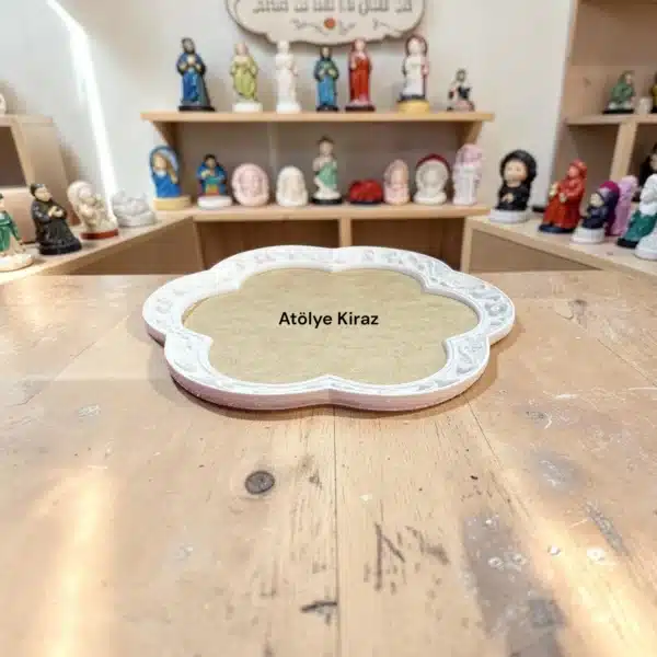 Boyanabilir Çiçek Formlu Ahşap Tepsi Polyester Aplikli Atölye Kiraz