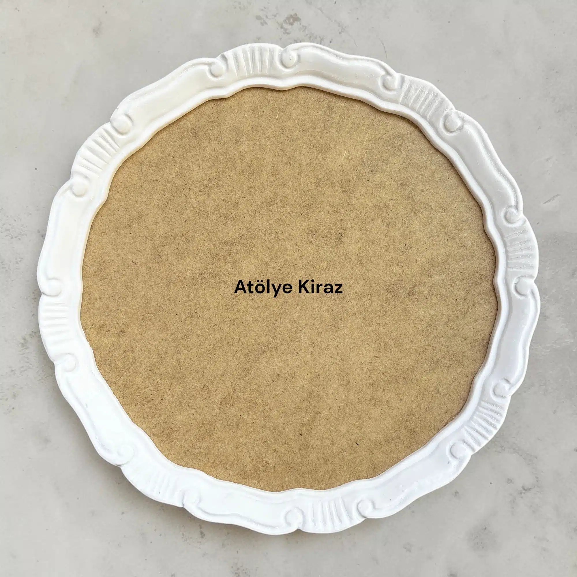 Aplikli Dilimli Yuvarlak Ahşap Tepsi Üstten Görünüm Polyester Aplikli Dilimli Yuvarlak Ahşap Tepsi Boyanabilir Sunumluk Zemin