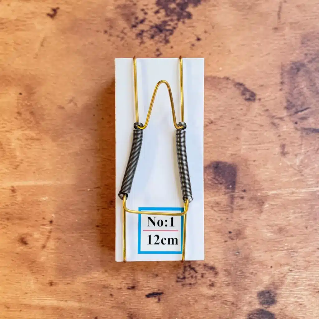 12 cm Tabak Askı Aparatı: Küçük ve Standart Tabaklarınız İçin Güvenli Sergileme