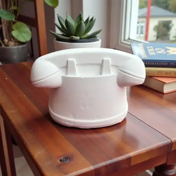 Telefon Figürlü Dekoratif Saksı Ve Kutu: Masanızdaki Nostaljik Melodi