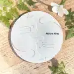 Atölye Kiraz boyanabilir kedi silüetli bardak altlığı ham taş tozu obje açık ahşap zemin konsepti