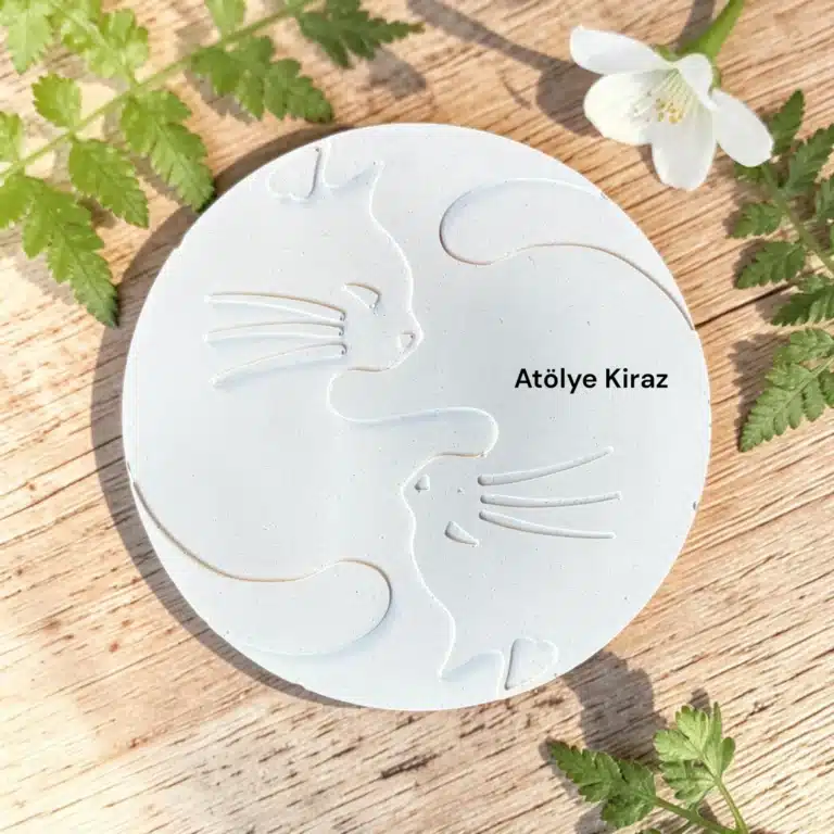Atölye Kiraz boyanabilir kedi silüetli bardak altlığı ham taş tozu obje açık ahşap zemin konsepti