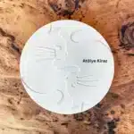 Atölye Kiraz ham taş tozu boyanabilir kedi figürlü bardak altlığı koyu rustik ahşap zemin yakın plan