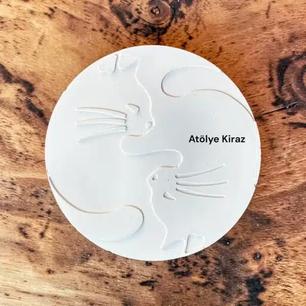 Atölye Kiraz Ham Taş Tozu Boyanabilir Kedi Figürlü Bardak Altlığı Koyu Rustik Ahşap Zemin Yakın Plan