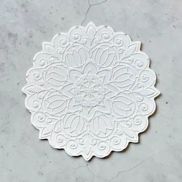 Atölye Kiraz Boyanabilir Mandala Desenli Bardak Altlığı Ham Taş Tozu Obje Açık Ahşap Zemin Konsepti