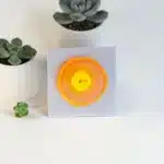 Atölye Kiraz boyanabilir küp tealight mumluk beyaz zemin yeşil sukulent saksıları kuşbakışı üstten çekim
