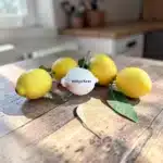 Atölye Kiraz boyanabilir limon figürü rustik ahşap masa gerçek meyveler arası yakın çekim detay