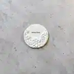 Atölye Kiraz 7.5 cm boyanabilir taş tozu çiçek kabartmalı çok amaçlı obje takı tepsisi beton zemin