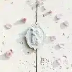 Ham taş tozu vintage oval çerçeve içinde borozan çalan kız duvar süsü ahşap dokulu zemin
