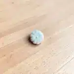 4 cm ham taş tozu dokulu balkabağı obje magnet yapımı ahşap zemin atölye kiraz