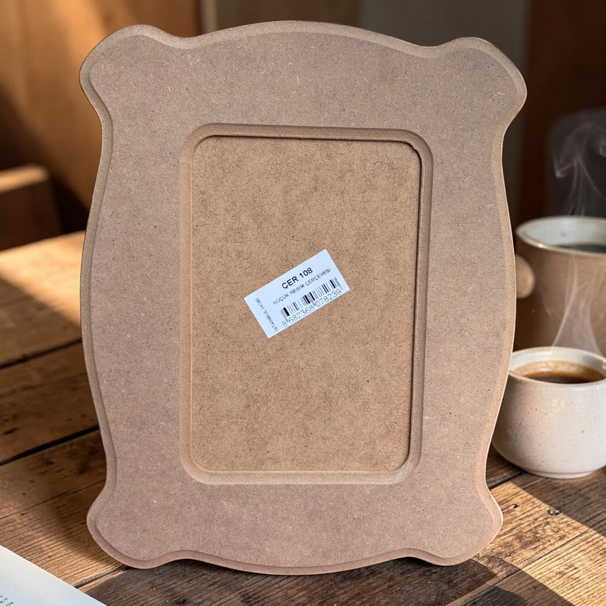 Dalgalı Kenarlı Ahşap Resim Çerçevesi: Anılarınıza Zarif Bir Dokunuş