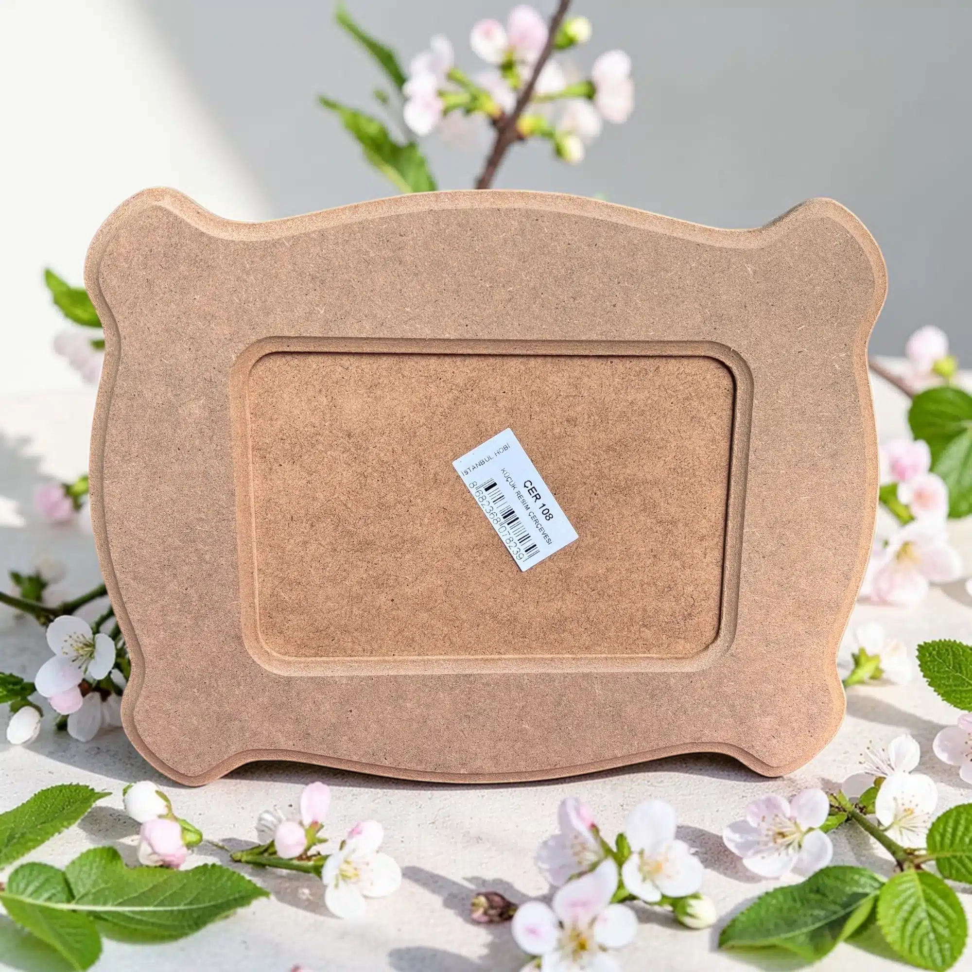 Dalgalı Kenarlı Ahşap Resim Çerçevesi: Anılarınıza Zarif Bir Dokunuş 3 Dalgalı Kenarlı Ahşap Resim Çerçevesi: Anılarınıza Zarif Bir Dokunuş