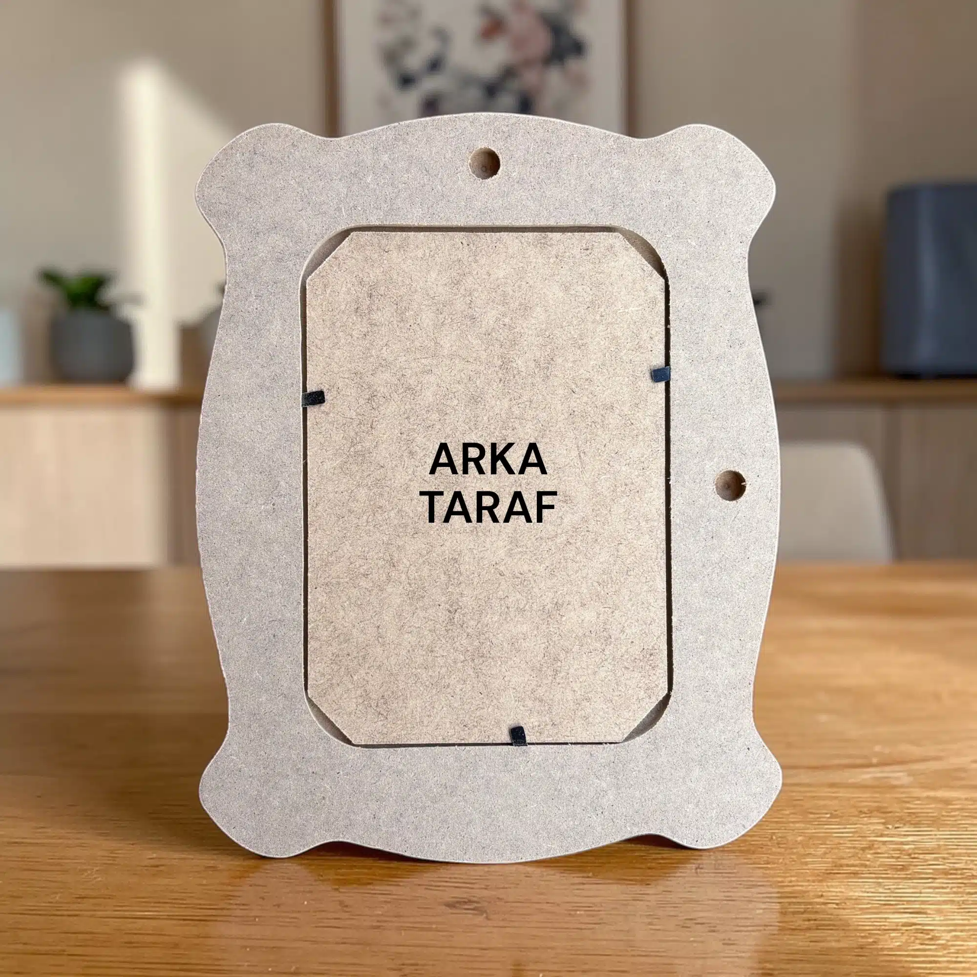 Dalgalı Kenarlı Ahşap Resim Çerçevesi: Anılarınıza Zarif Bir Dokunuş 2 Dalgalı Kenarlı Ahşap Resim Çerçevesi: Anılarınıza Zarif Bir Dokunuş