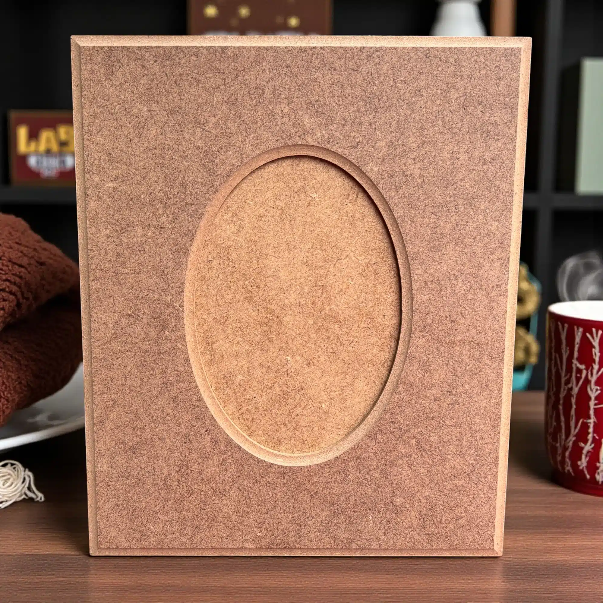 Oval Pencereli Ahşap Resim Çerçevesi: Anılarınızı Saran Klasik Zarafet