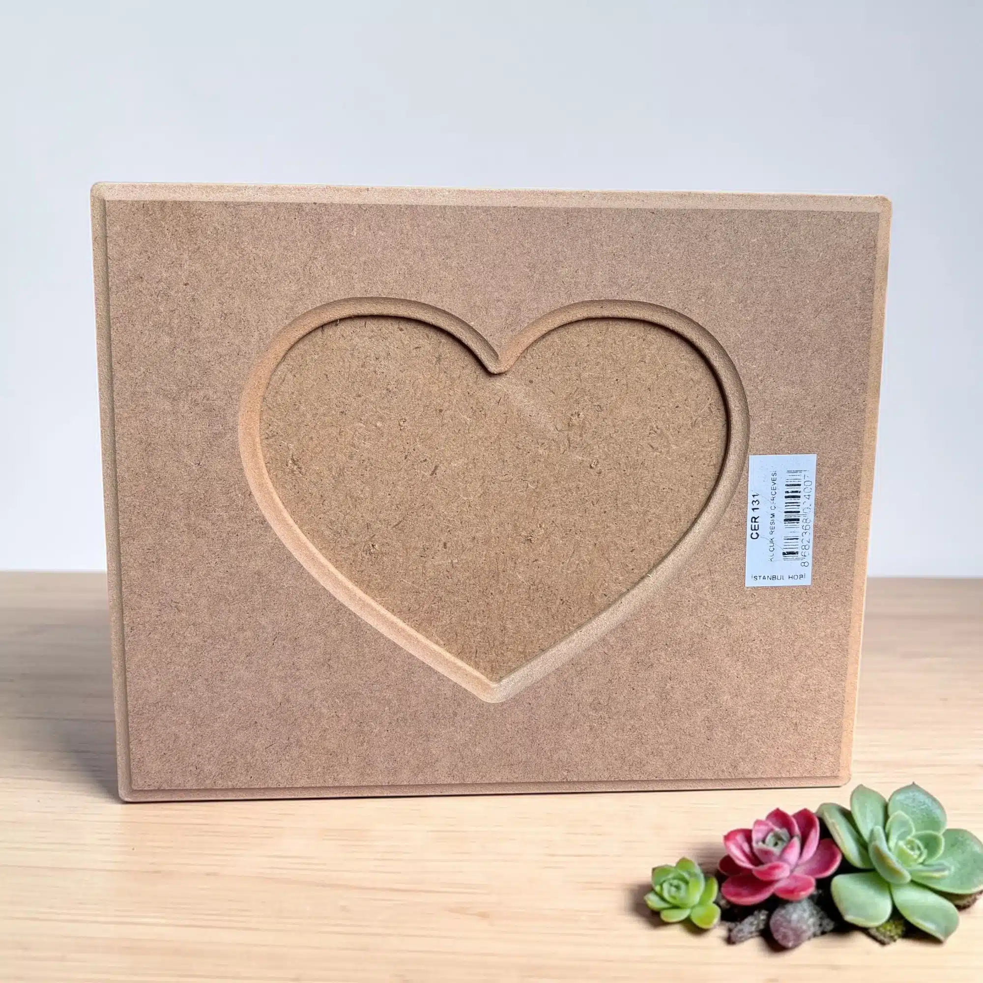 Kalp Pencereli Ahşap Resim Çerçevesi: Anılarınıza Sevgi Dolu Bir Dokunuş