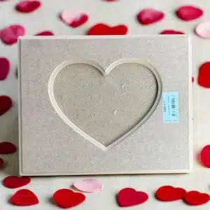 Kalp Pencereli Ahşap Resim Çerçevesi: Anılarınıza Sevgi Dolu Bir Dokunuş