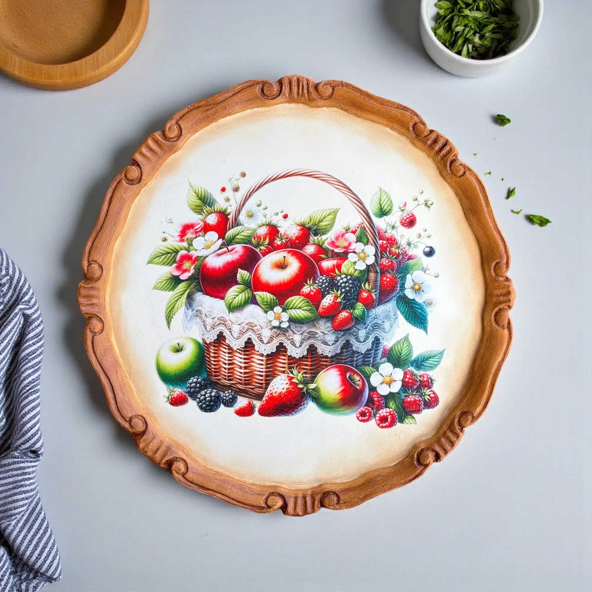 Meyve Sepeti Desenli Dekoratif Polyester Tabak: Evinize Doğanın Bereketini Taşıyın