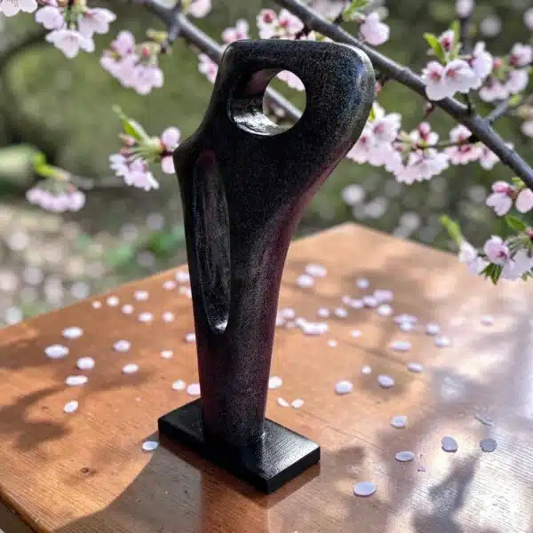Atölye Kiraz Kiraz Çiçekleri Esintisi Eşliğinde Parlak Modern Soyut Sanat Heykeli