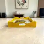 Sarı boyanmış ahşap tepsi ön kenar tasarımı limon desenli sunumluk