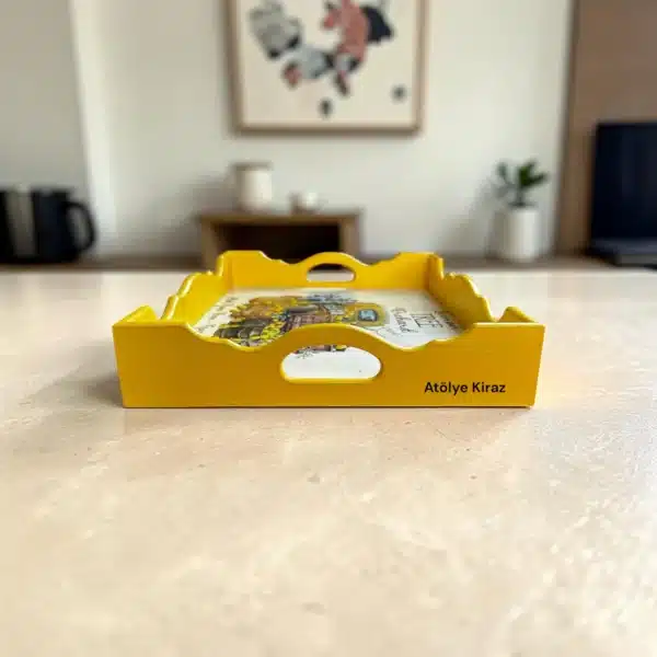 Sarı Boyanmış Ahşap Tepsi Ön Kenar Tasarımı Limon Desenli Sunumluk