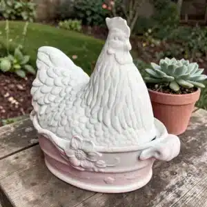 Tavuk Figürlü Kapaklı Kase: Mutfağınıza Çiftlik Evi Sıcaklığı Taşıyan Tasarım 10 Tavuk Figürlü Kapaklı Kase: Mutfağınıza Çiftlik Evi Sıcaklığı Taşıyan Tasarım