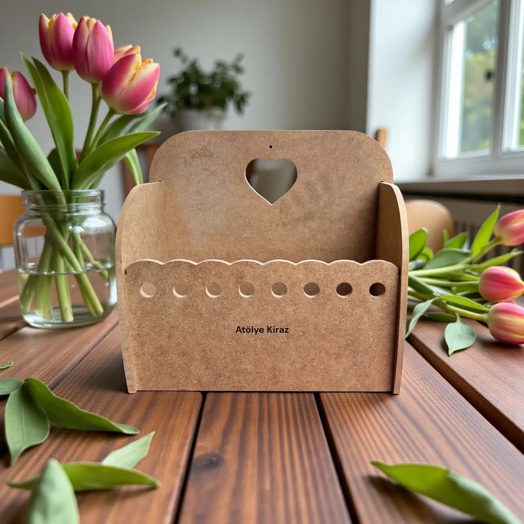 Kalp Detaylı Ham Ahşap Kapı Önü Kutusu: Kapınızdaki Sevgi Dolu Karşılama