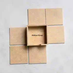 Alternatif Metin: Atölye Kiraz Ham Mdf Pürüzsüz Yüzey Boyanabilir Bardak Altlığı Seti Yakından Ürün Çekimi Başlık: Özel Muhafaza Kutulu Altılı Boyanabilir Bardak Altlığı Seti Ön Açı Detayı Alt Yazı: Cnc Freze Teknolojisiyle Çapaksız Ve Pürüzsüz Olarak Kesilmiş Boyamaya Hazır Ahşap Sunum Altlıkları. Açıklama: Atölye Kiraz Internet Sitesi Ürün Kartı Için Düz Açıdan Çekilmiş, 1. Sınıf Çamsan Mdf Malzemenin Temiz Dokusunu, Lif Yapısını Ve Katman Hizalamasını Net Bir Şekilde Sergileyen Tamamlayıcı Teknik Meta Görselidir.