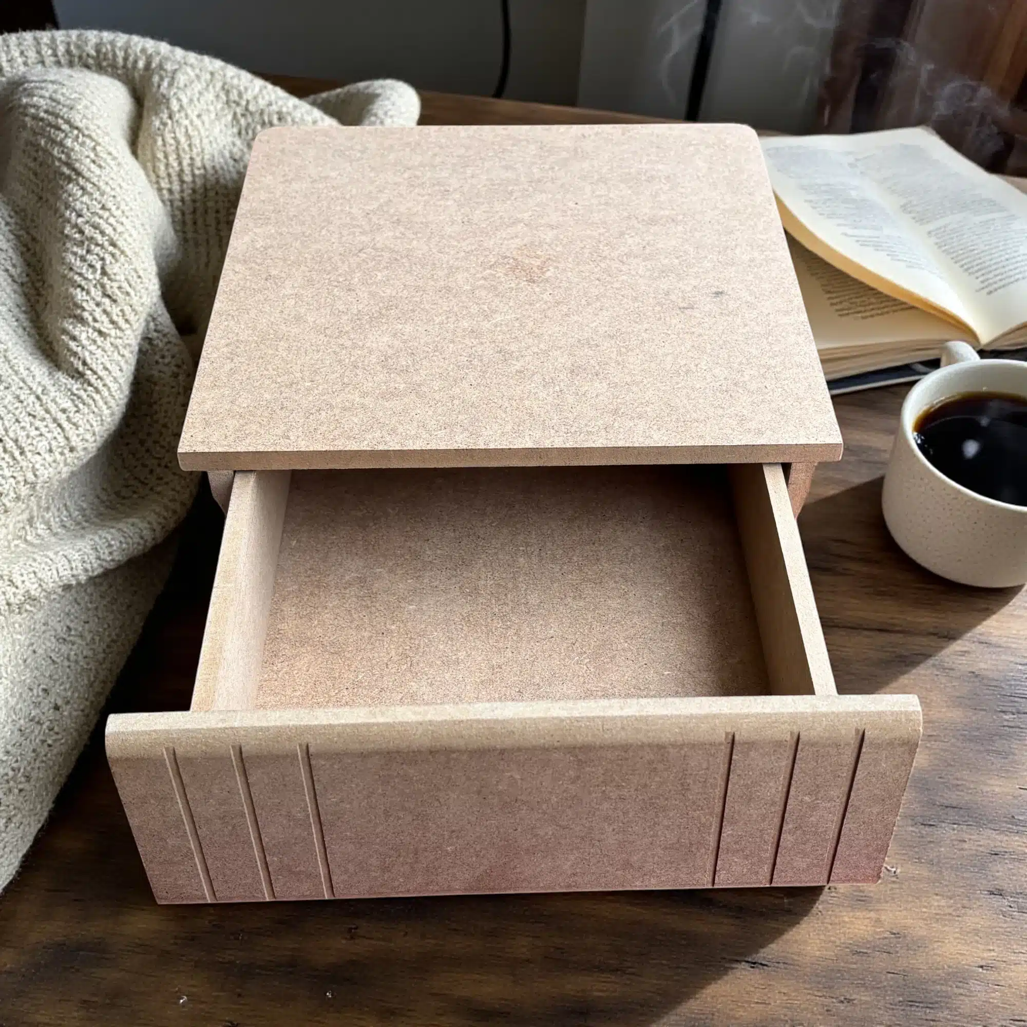 Çekmeceli Ahşap Kitap Kutu: Dekorasyonun En Gizemli Hali 3 Çekmeceli Ahşap Kitap Kutu: Dekorasyonun En Gizemli Hali