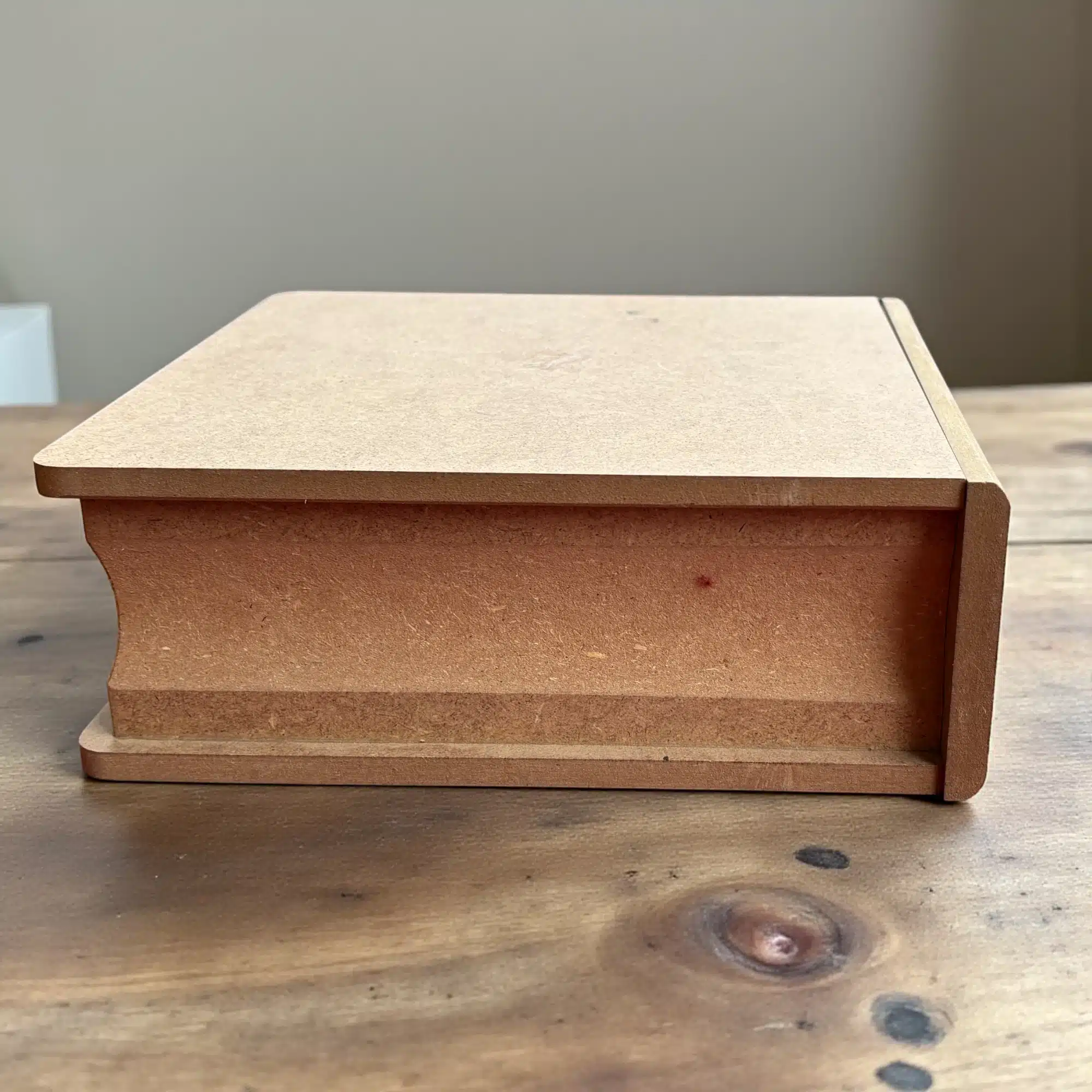 Çekmeceli Ahşap Kitap Kutu: Dekorasyonun En Gizemli Hali 5 Çekmeceli Ahşap Kitap Kutu: Dekorasyonun En Gizemli Hali