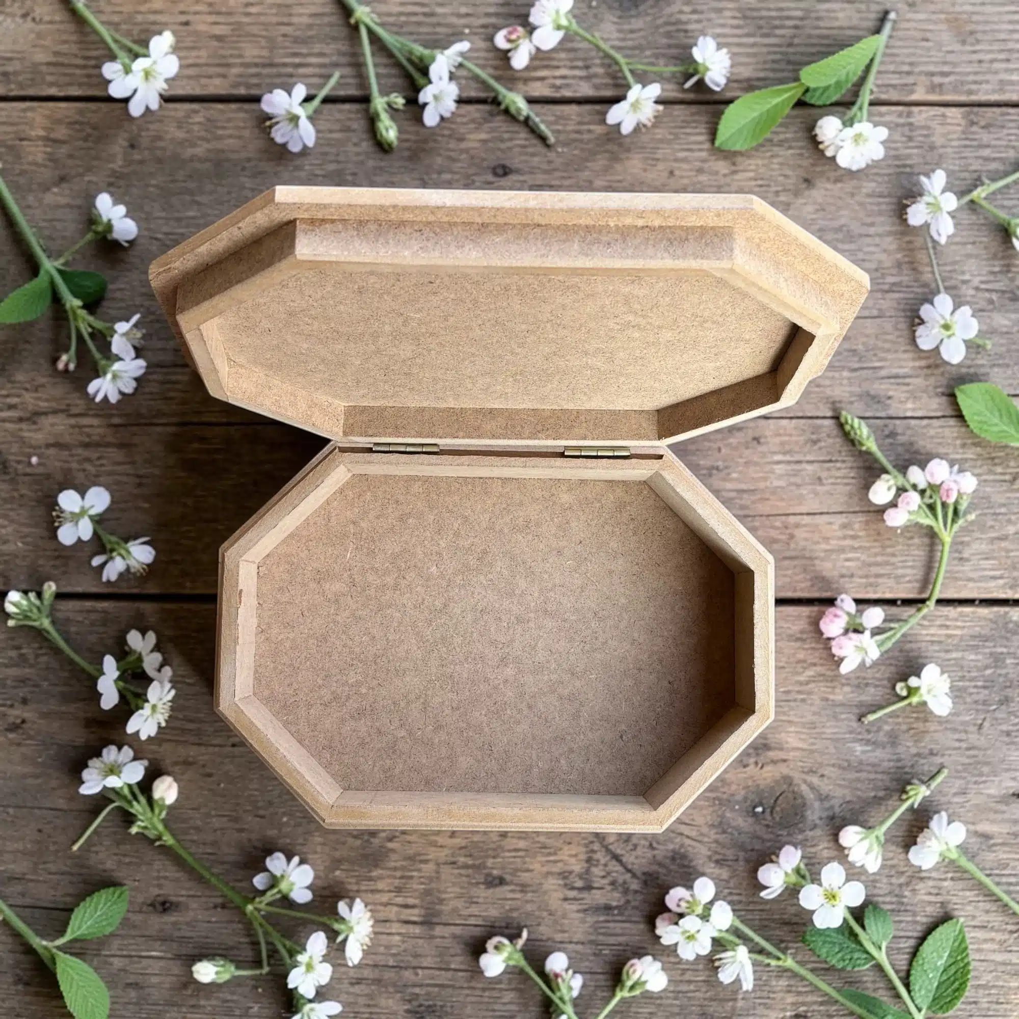 Dekoratif Sekizgen Ahşap Kutu: Şıklığı Geometride Keşfedin 2 Dekoratif Sekizgen Ahşap Kutu: Şıklığı Geometride Keşfedin