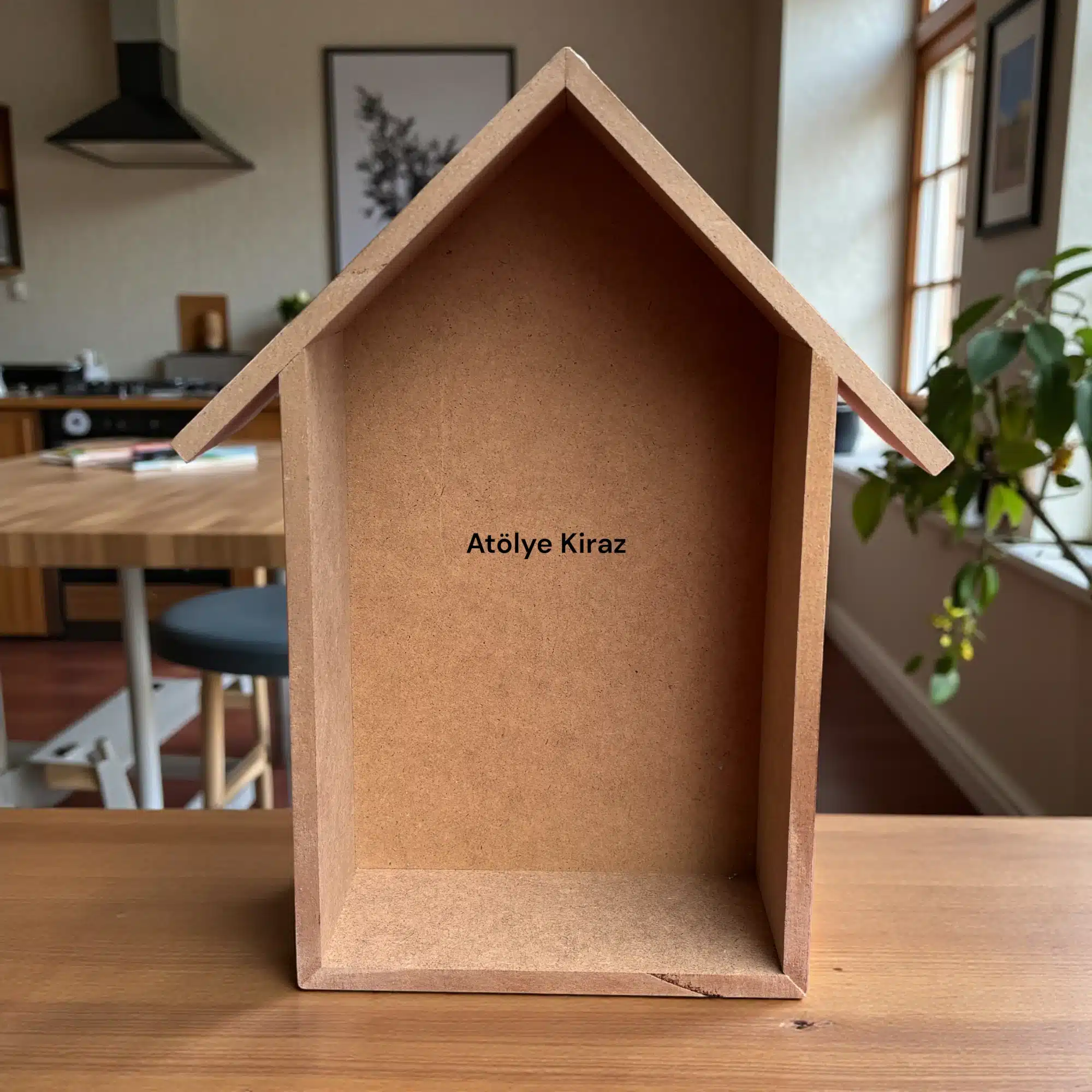 Ev Figürlü Ahşap Duvar Rafı: Duvarlarınızdaki Yuva Sıcaklığı