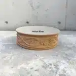 Ham ahşap yuvarlak kutu çiçek ve yaprak kenar oymalı beton zemin