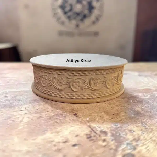 Boyanabilir Kenarı Oymalı Yuvarlak Kutu Çiçek Ve Hasır Deseni Atölye Kiraz