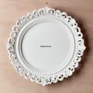 Dantel Kenarlı Yuvarlak Tabak: Dekoratif Obje 3 Dantel Kenarlı Yuvarlak Tabak: Dekoratif Obje