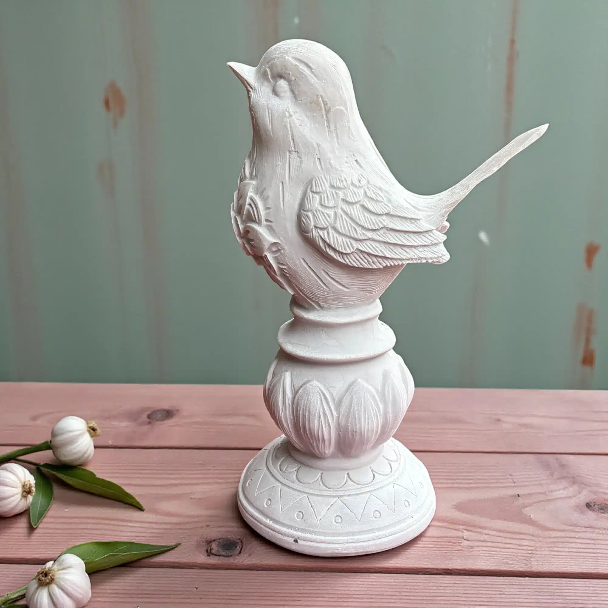 Çiçek Desenli Ayaklı Kuş Biblosu: Dekoratif Hayvan Figürlü Heykel 2 Çiçek Desenli Ayaklı Kuş Biblosu: Dekoratif Hayvan Figürlü Heykel