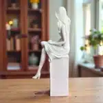 Dekoratif Oturan Kadın Heykeli: Zarafetin Modern Silüeti