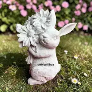 Papatya Tutan Tavşan Heykeli: Dekoratif Obje