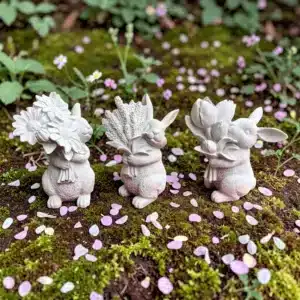 Üçlü Çiçekli Tavşan Takımı: Dekoratif Heykel Seti