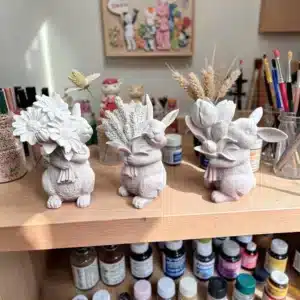 Üçlü Çiçekli Tavşan Takımı: Dekoratif Heykel Seti 9 Üçlü Çiçekli Tavşan Takımı: Dekoratif Heykel Seti