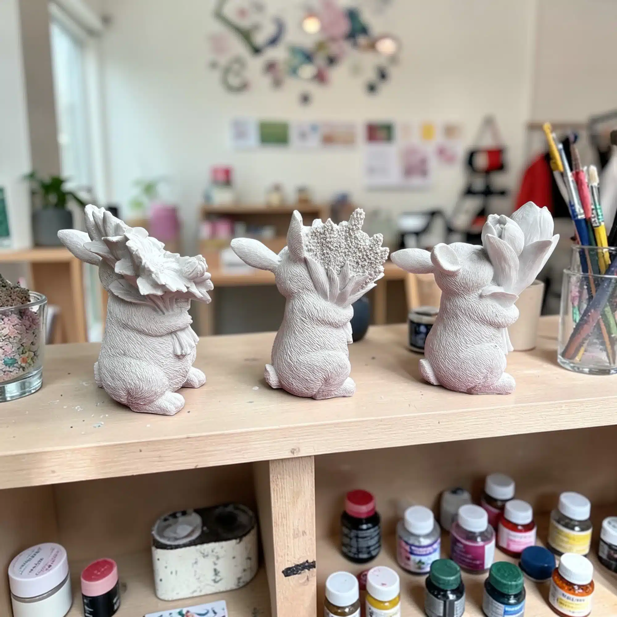 Üçlü Çiçekli Tavşan Takımı: Dekoratif Heykel Seti 3 Üçlü Çiçekli Tavşan Takımı: Dekoratif Heykel Seti