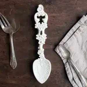 Kalp Desenli Dekoratif Kaşık: Mutfağınıza Nostaljik ve Romantik Bir Dokunuş