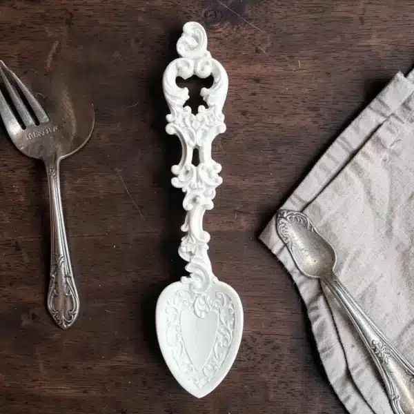 Kalp Desenli Dekoratif Kaşık: Mutfağınıza Nostaljik Ve Romantik Bir Dokunuş