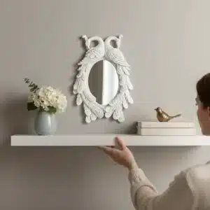 Tavus Kuşu Figürlü Ayna Çerçevesi: Duvarlarınıza Romantik ve Gösterişli Bir Dokunuş