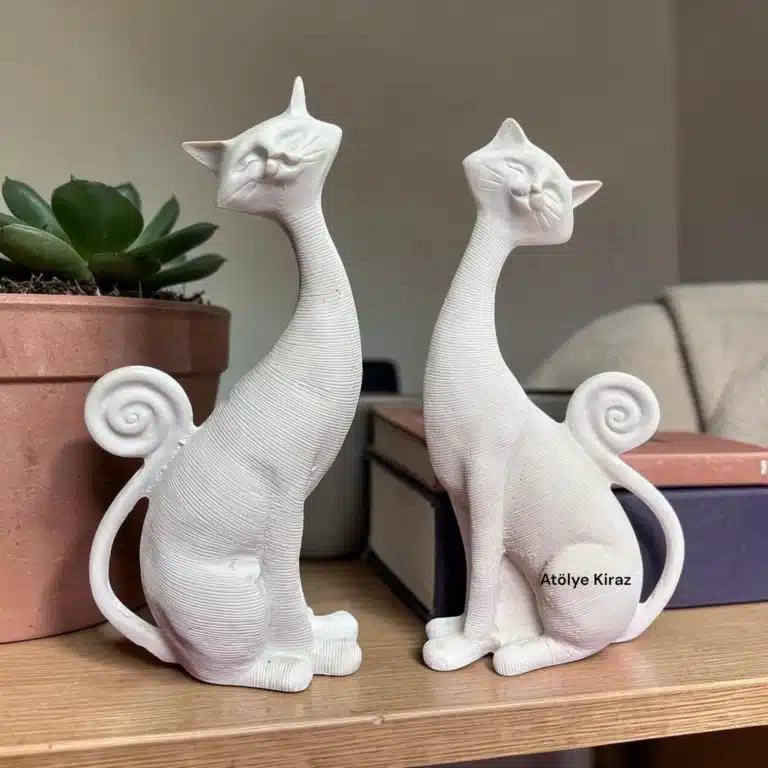 Boyanabilir İkili Kedi Heykeli: Modern Çizgili Dekoratif Polyester Obje Seti